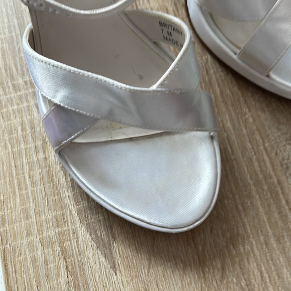 White satin wedding shoes - Picture 2 of 4